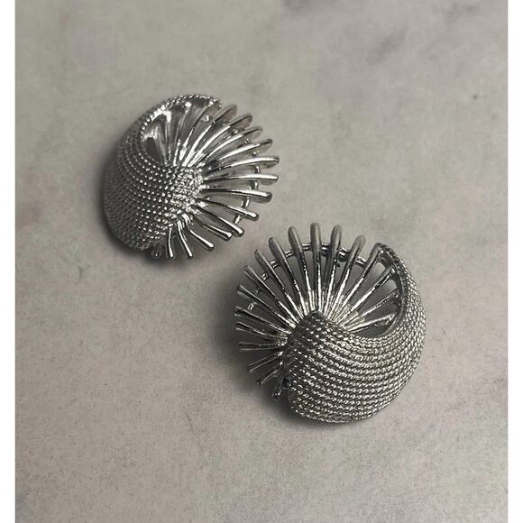 Vintage Fan Clip On Earrings Round 1" Silver Tone Sarah Coventry Statement 1980s - Picture 8 of 9